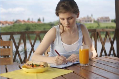 Cómo mantener un diario de conductas alimentarias