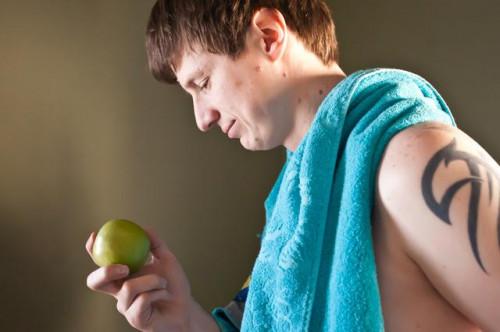 ¿Cuántas calorías debe comer un nadador competitivo?