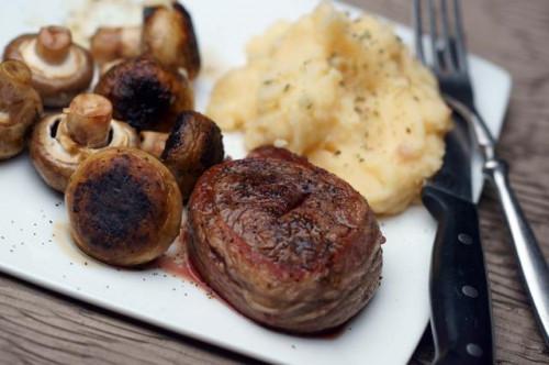 Cómo cocinar un filete envuelto en tocino en el horno