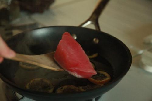 Cómo cocinar el atún en una estufa