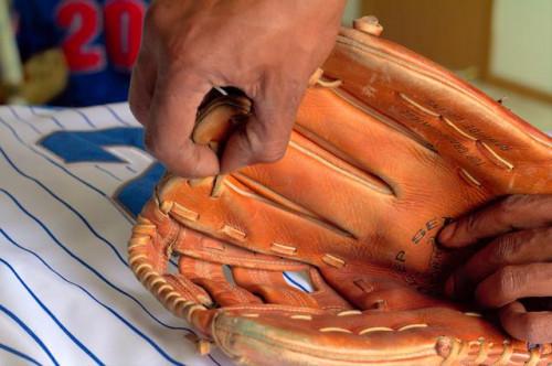 Cómo ajustar los cordones en un guante de béisbol