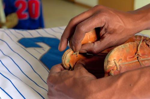 Cómo ajustar los cordones en un guante de béisbol