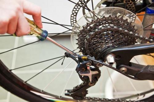 Cómo ajustar la tensión de la cadena de una bicicleta de montaña