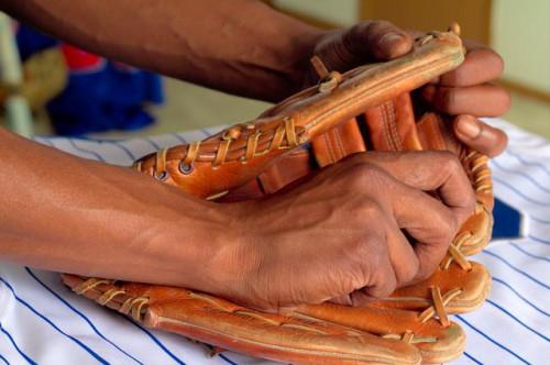 Cómo ajustar los cordones en un guante de béisbol