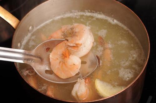 Cómo cocinar el camarón congelado con la concha en la estufa