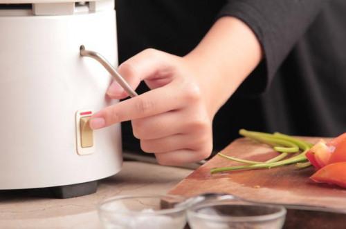 ¿Cómo hacer jugo de tomate hecha en casa Usando un exprimidor?