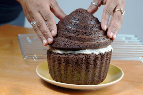 Cómo cocer al horno una magdalena gigante con los utensilios para hornear de silicona