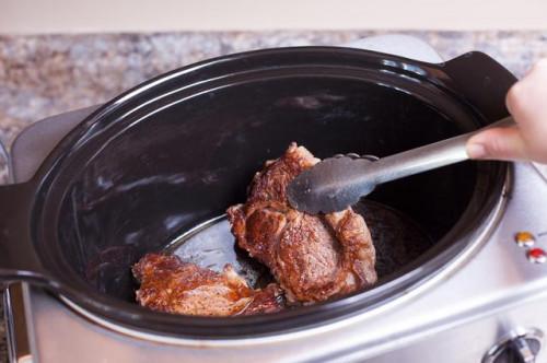 ¿Puedo cocinar filetes de Ribeye en una olla de barro?