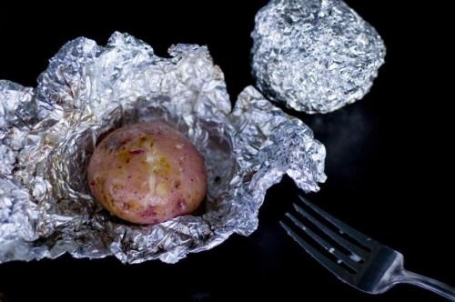 Cómo cocer al horno una patata en la barbacoa