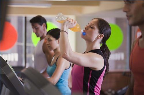 Cómo hacer sus propias bebidas deportivas