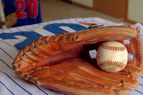 Cómo ajustar los cordones en un guante de béisbol