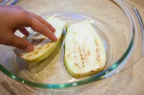 Cómo cocinar una berenjena blanca pequeña