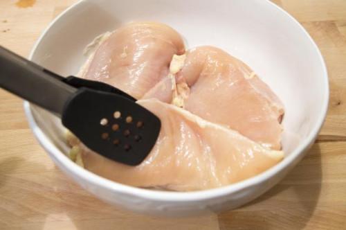 Cómo cocer al horno pechuga de pollo sin piel en aderezo italiano