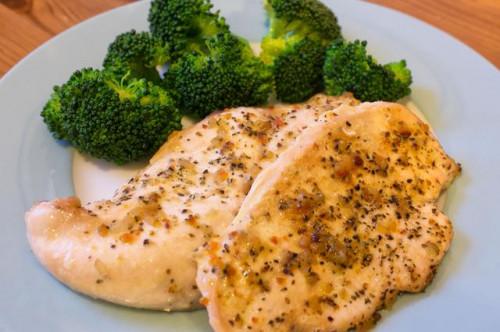 Cómo cocer al horno pechos sin piel sin hueso de pollo en el horno y mantiene más tiernos