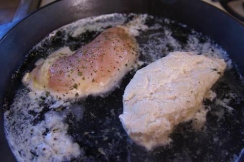 Cómo cocinar sin hueso, sin piel de pollo sin mantequilla o aceite