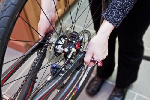 Cómo ajustar la tensión de la cadena de una bicicleta de montaña