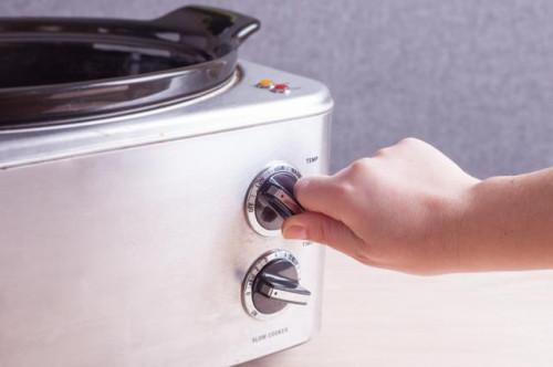 Cómo cocinar Bratwurst en una olla de barro