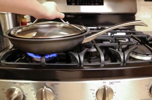 ¿Cómo puedo cocinar pechos sin hueso de pollo sin piel para guisos?