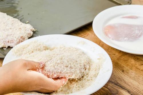 Cómo cocer al horno con costra de pollo Panko