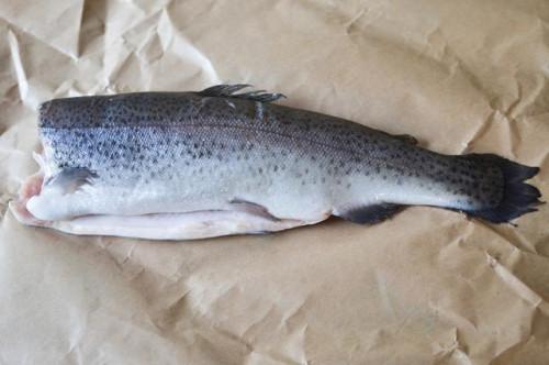 Cómo cocinar un salmón entero en el horno