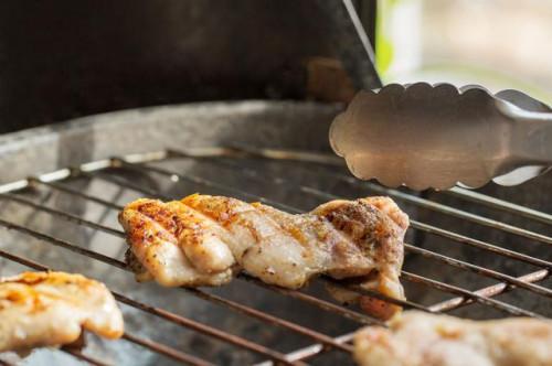 Cómo Grill sin hueso de pollo marinado Muslos