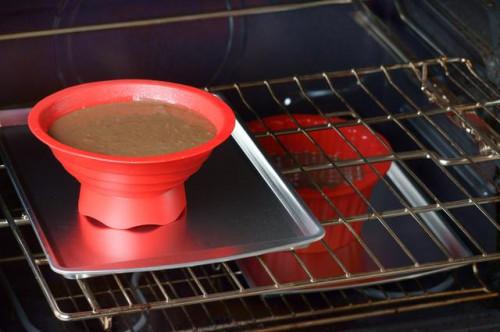 Cómo cocer al horno una magdalena gigante con los utensilios para hornear de silicona