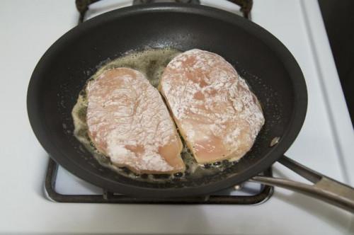 Cómo cocinar las pechugas de pollo sin hueso jugoso en la estufa