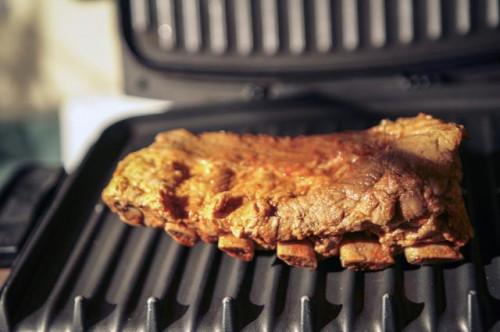 Cómo cocinar costillitas en la parrilla de George Foreman