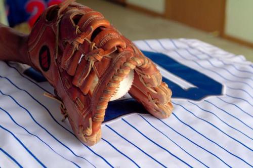 Cómo ajustar los cordones en un guante de béisbol