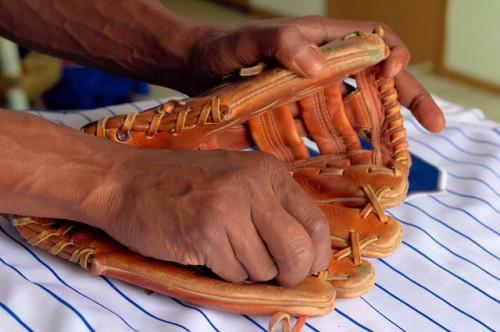 Cómo ajustar los cordones en un guante de béisbol