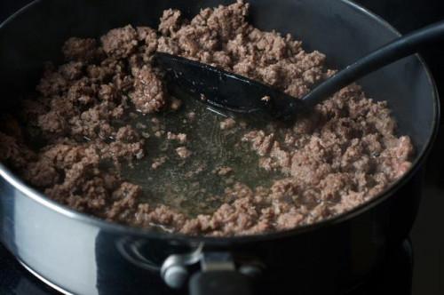 Cómo cocinar la carne picada en una sartén