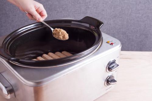 Cómo cocinar Bratwurst en una olla de barro