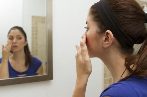 Cómo usar maquillaje para cubrir las manchas de envejecimiento