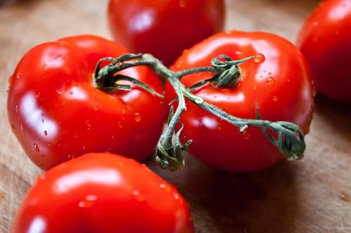 ¿Cuántas calorías debe comer un nadador competitivo?