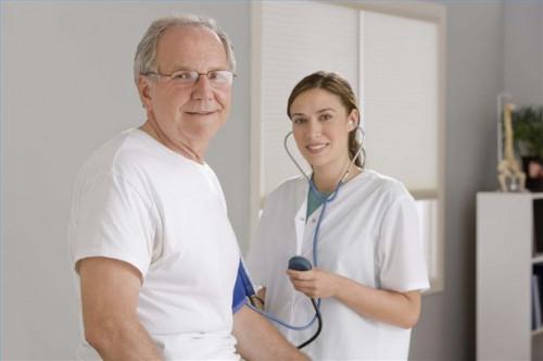 Cómo programar la asistencia médica a un padre anciano