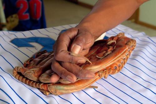 Cómo ajustar los cordones en un guante de béisbol