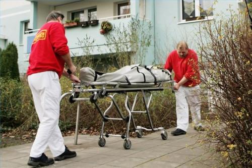 Cómo contactar a un médico forense local