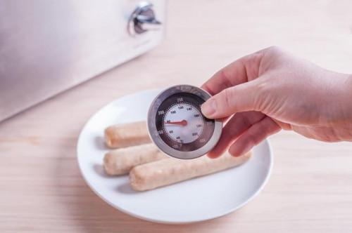 Cómo cocinar Bratwurst en una olla de barro