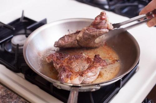 ¿Puedo cocinar filetes de Ribeye en una olla de barro?