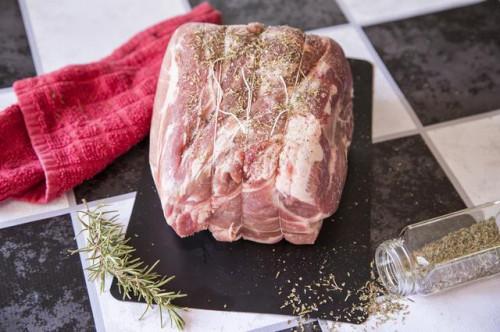 Cómo cocinar un asado de cerdo con hueso