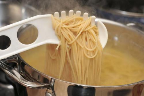 Cómo cocinar tallarines del espagueti un día antes