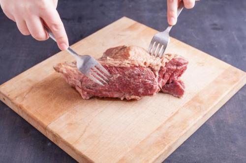 Cómo cortar la carne en lata contra de los granos