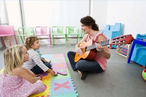 Cómo utilizar la terapia de música para ayudar a los niños autistas