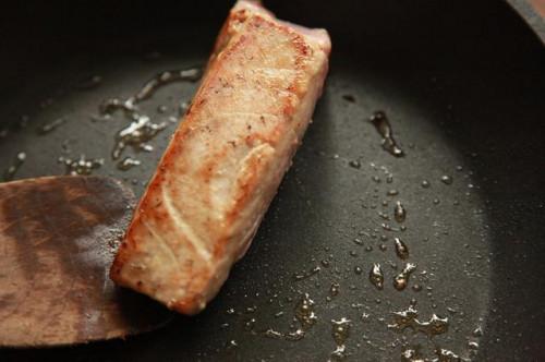 Cómo cocinar el atún en una estufa