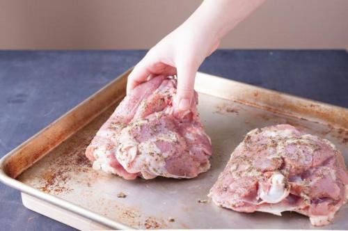 Cómo cocinar un muslo de pavo en el horno