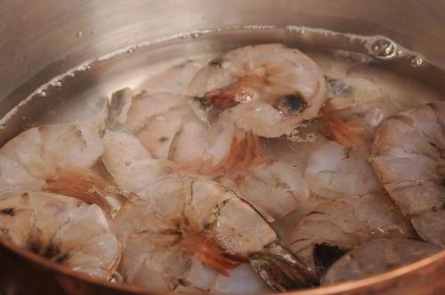 Cómo cocinar el camarón congelado con la concha en la estufa