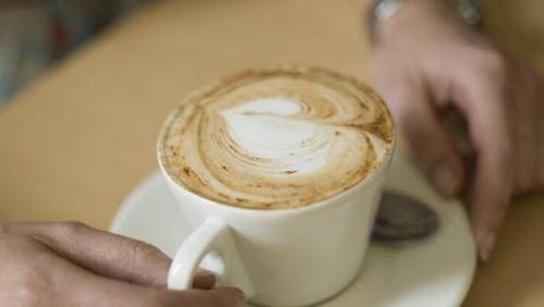 Obtiene la salud del corazón una sacudida de una taza de café