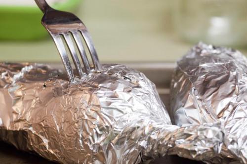 Cómo cocer al horno las patatas dulces a 400 F