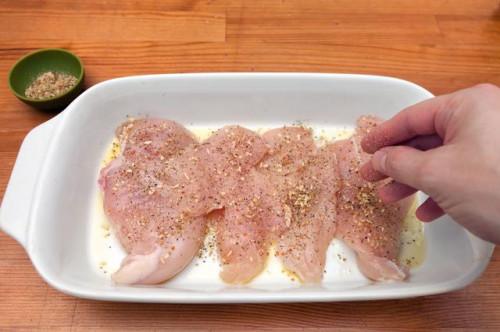 Cómo cocer al horno pechos sin piel sin hueso de pollo en el horno y mantiene más tiernos