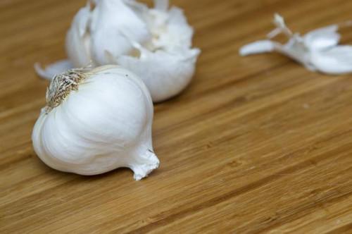 Cómo utilizar el ajo para las exfoliaciones químicas para Inicio de la cara